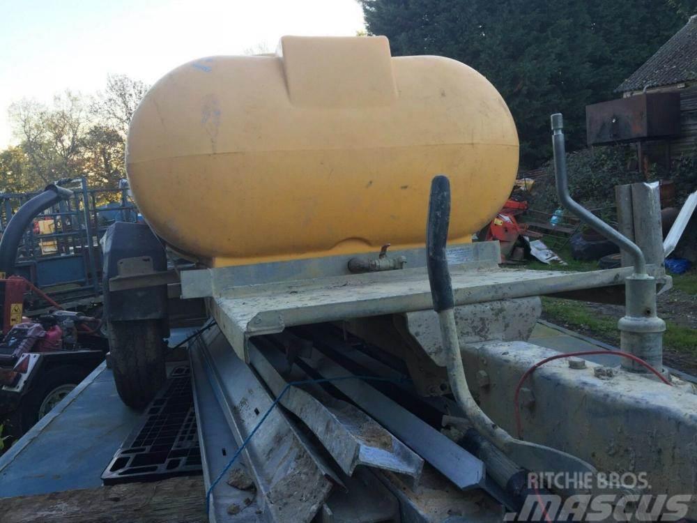  water bowser £400 plus vat £480 Cisternové prívesy