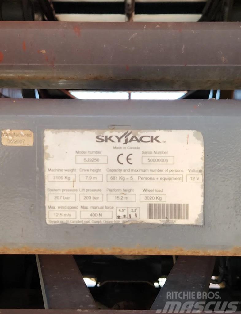 SkyJack SJ 9250 RT Nožnicové zdvíhacie plošiny