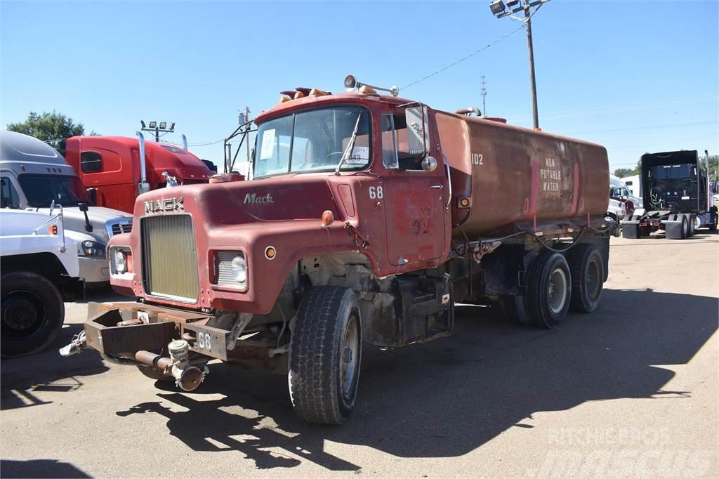 Mack DM685S Cisternové nákladné vozidlá