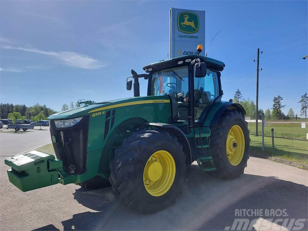 John Deere 8335R Traktory