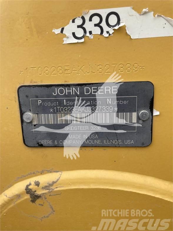 John Deere 323E Šmykom riadené nakladače