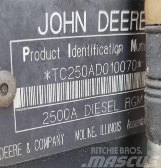 John Deere 2500 A Kosačky fervejí