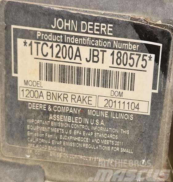 John Deere 1200 A Hrabačky bunkrov