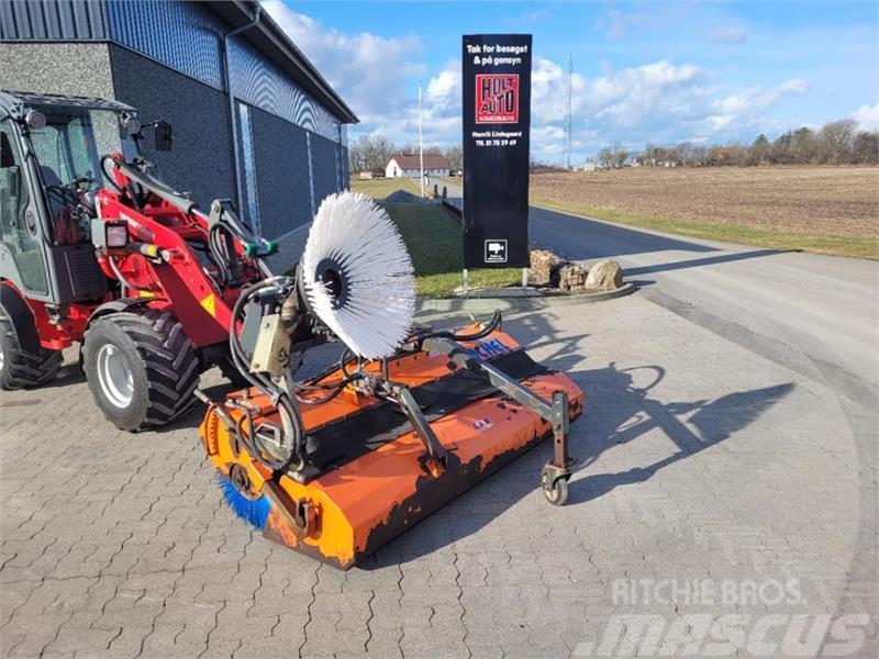 Tuchel Plus 560  180 cm med opsamler og sidebørste Ďalšie príslušenstvo traktorov