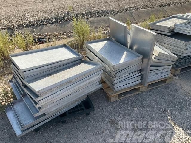  Quantity of Aluminum Trays Iné