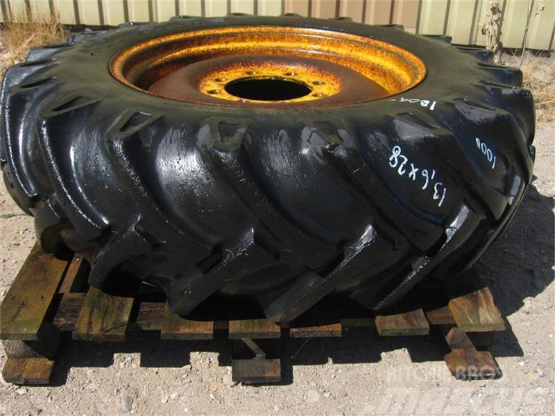 Bridgestone 13.6x28 dæk på 8 huls fælg Pneumatiky, kolesá a ráfiky