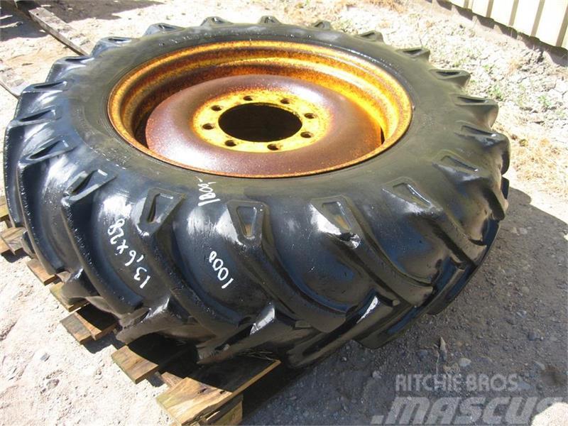 Bridgestone 13.6x28 dæk på 8 huls fælg Pneumatiky, kolesá a ráfiky