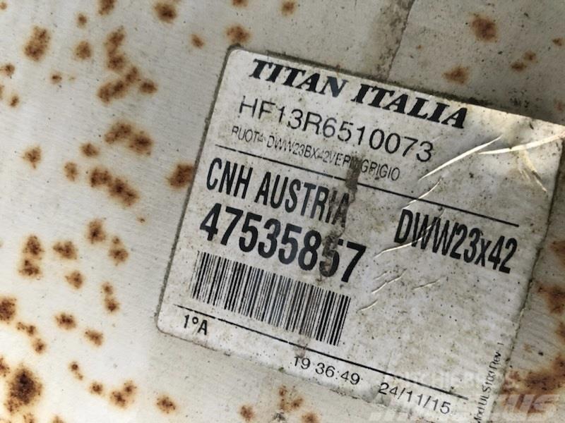 Titan 23x42 10 huls fra NH T7.315 Pneumatiky, kolesá a ráfiky