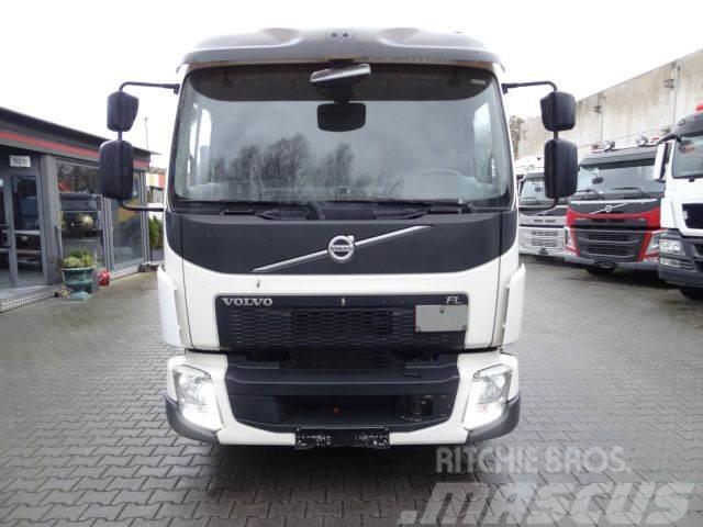 Volvo FL210.12 mit Hiab 077 Kran Plošinové nákladné automobily/nákladné automobily so sklápacími bočnicami