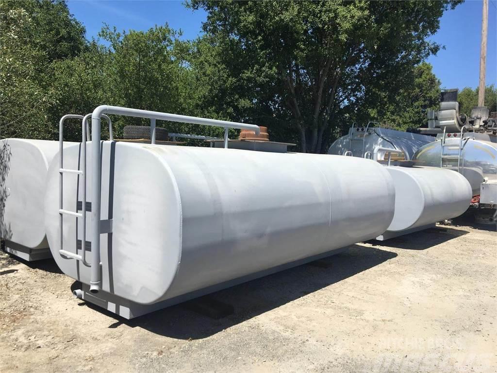  T & B WATER TRUCKS 4000 GAL Cisterny