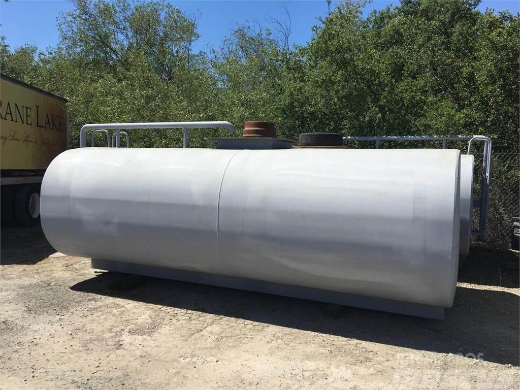  T & B WATER TRUCKS 4000 GAL Cisterny
