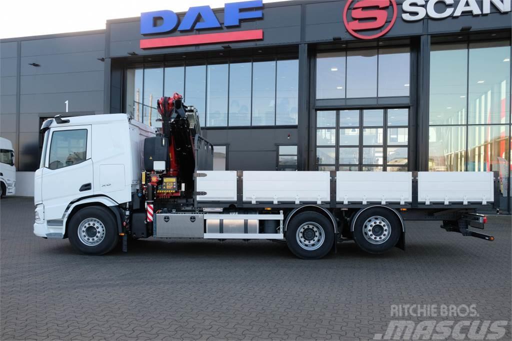 DAF Ny XD 370 FAN Brädgårdsbil med Fassi kran Plošinové nákladné automobily/nákladné automobily so sklápacími bočnicami